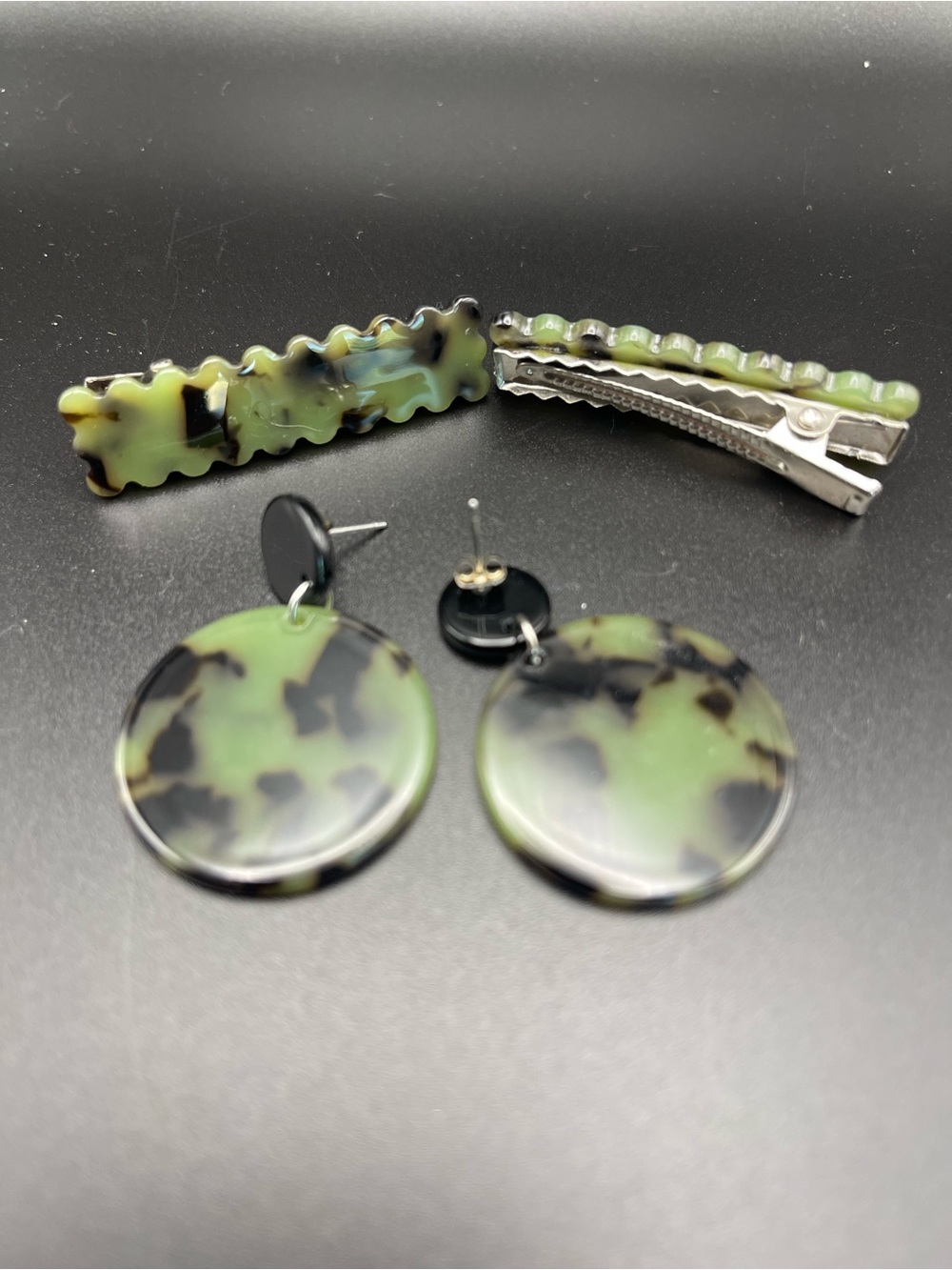 Green Tortoiseshell Round Drop Earrings - Unbranded with matching hair clips